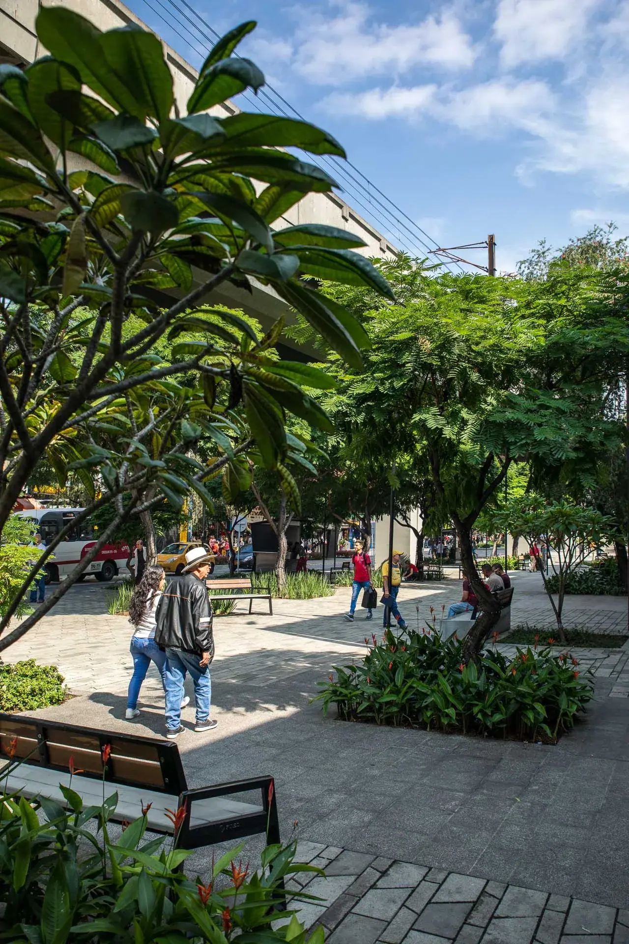 Vista de peatones transitando por la remodelada Avenida La Playa en el centro de Medellín.